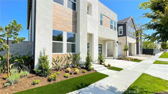 Exterior, Facade, Modern