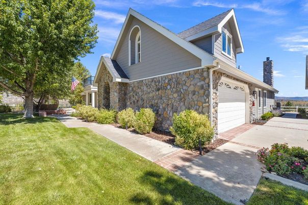 Attached, Exterior, Facade, American Craftsman