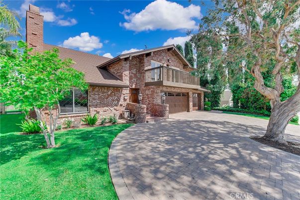 Attached, Exterior, Facade, Brick Facade, Log Home