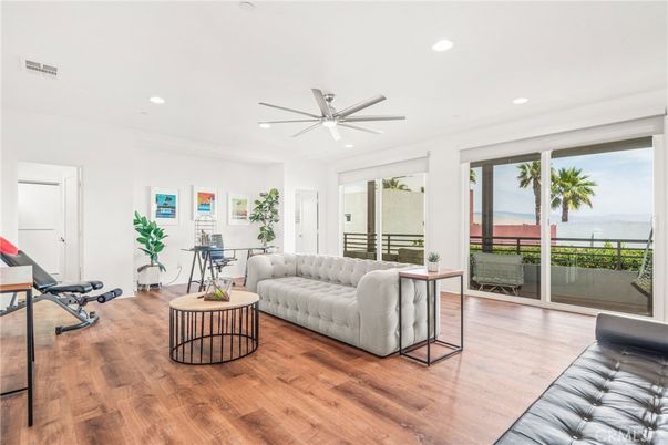 Fitness Equipment, Interior, Living room, Recessed Lighting, Wood Texture Flooring