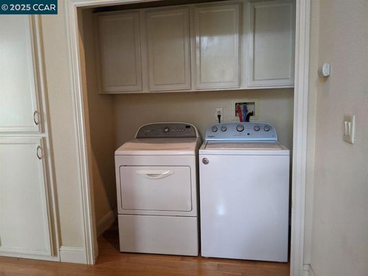 Interior, Utility Closets, Washer, Wood Texture Flooring