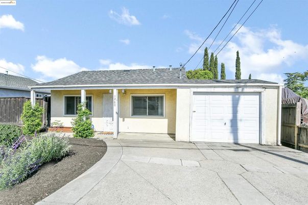 Attached, Exterior, Facade, Ranch