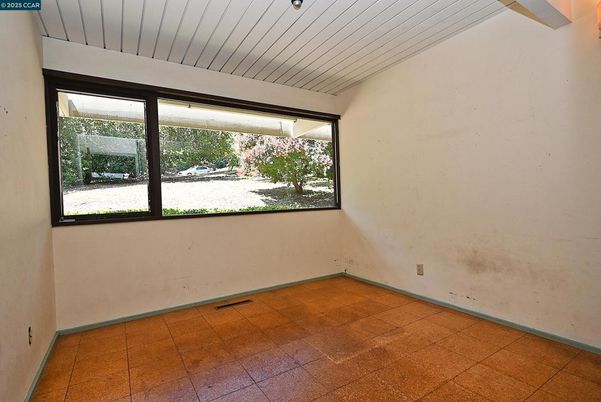 Empty room, Interior