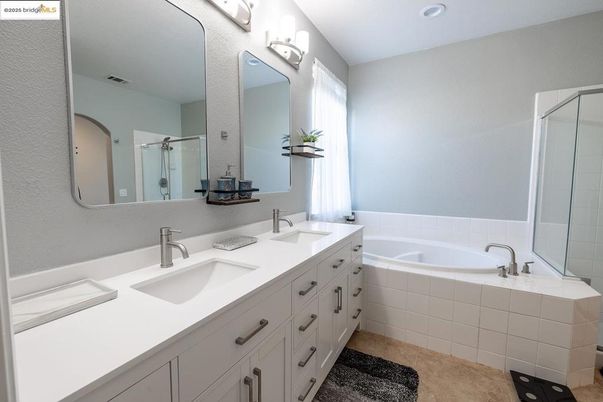 Bathroom, Dual Sink Vanities, Interior, Recessed Lighting