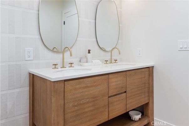 Bathroom, Dual Sink Vanities, Interior