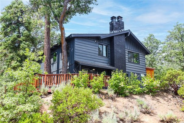 Exterior, Facade, Raised Ranch
