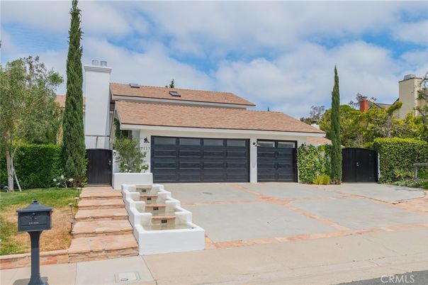 Attached, Exterior, Facade, Ranch