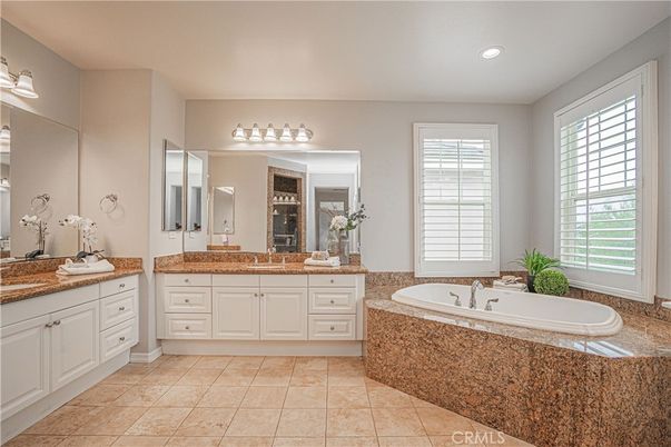 Bathroom, Dual Sink Vanities, Interior, Recessed Lighting