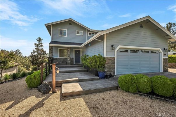 Attached, Exterior, Facade, American Craftsman