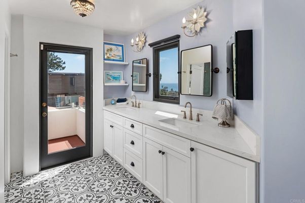 Bathroom, Dual Sink Vanities, Interior