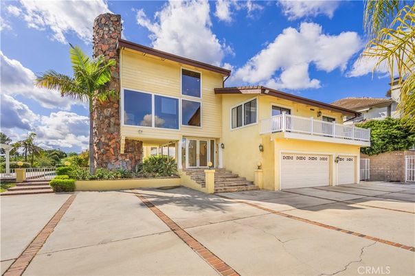 Attached, Exterior, Facade, Mediterranean