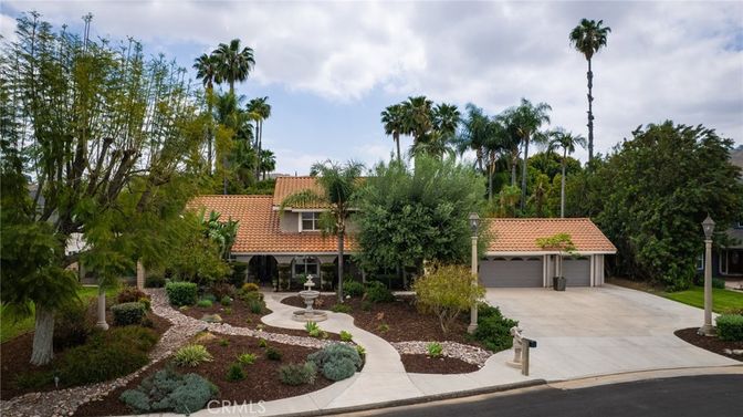Attached, Exterior, Facade, Mediterranean
