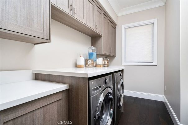 Interior, Washer, Wood Texture Flooring