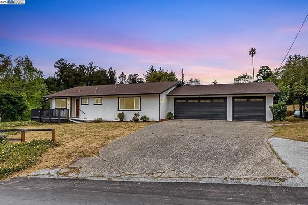 Attached, Exterior, Facade, Ranch