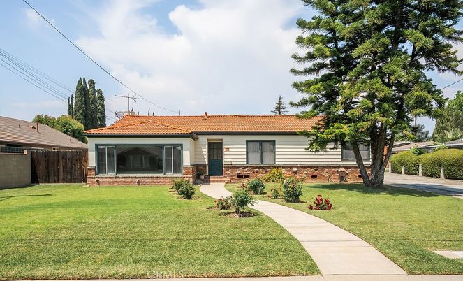 Backyard, Exterior, Facade, Ranch