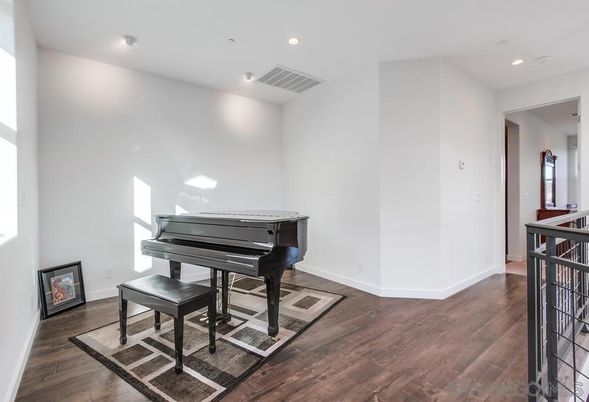 Interior, Piano, Recessed Lighting, Wood Texture Flooring