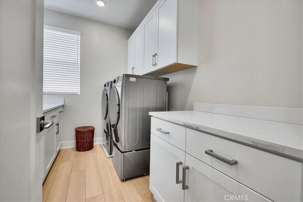 Interior, Recessed Lighting, Washer, Wood Texture Flooring