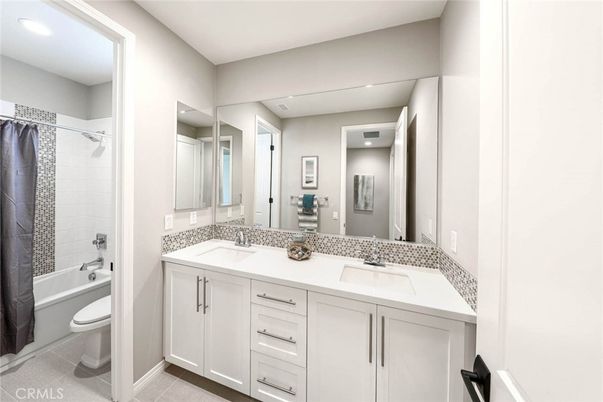 Bathroom, Dual Sink Vanities, Interior, Recessed Lighting