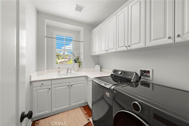 Interior, Washer, Wood Texture Flooring