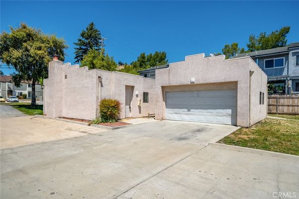 Attached, Exterior, Facade, Modern
