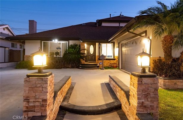 Attached, Exterior, Facade, Ranch