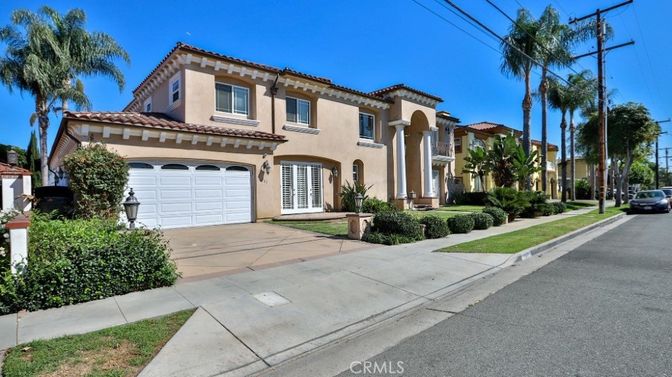 Attached, Exterior, Facade, Mediterranean