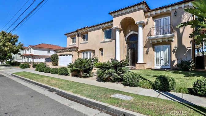 Attached, Exterior, Facade, Mediterranean