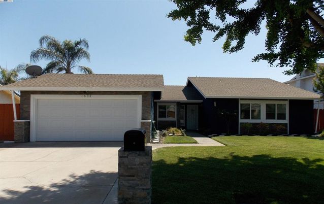 Attached, Exterior, Facade, Ranch