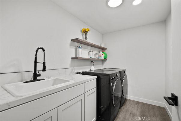Interior, Recessed Lighting, Washer, Wood Texture Flooring