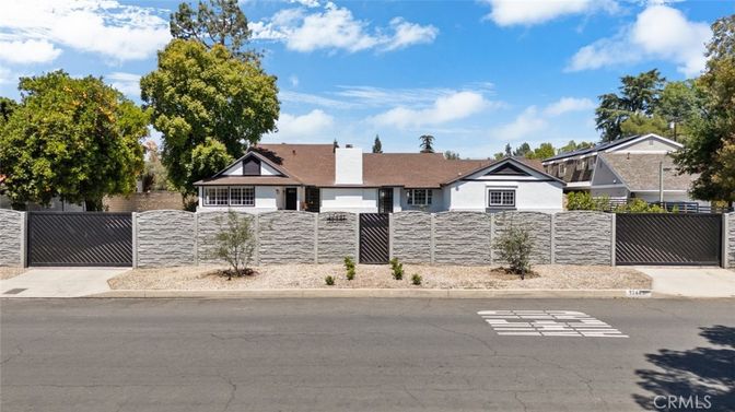 Exterior, Facade, Ranch