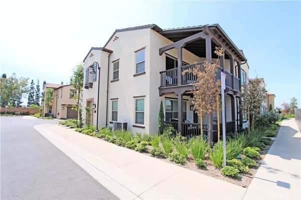 Exterior, Facade, Modern