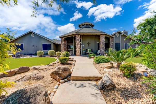Exterior, Facade, Ranch