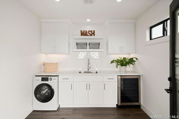 Interior, Recessed Lighting, Washer, Wood Texture Flooring