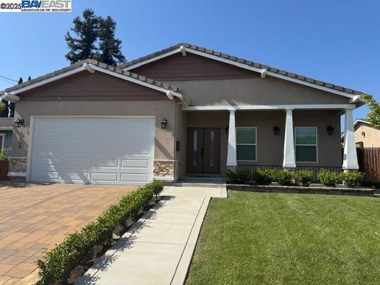 Attached, Exterior, Facade, American Craftsman