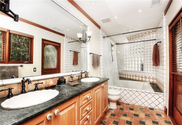 Bathroom, Dual Sink Vanities, Interior, Recessed Lighting