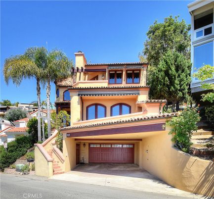 Attached, Exterior, Facade, Mediterranean