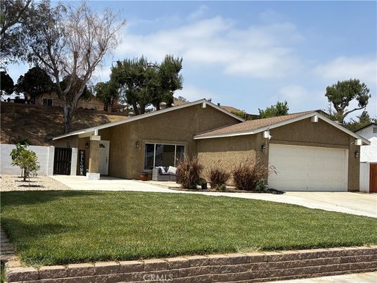 Attached, Exterior, Facade, Ranch