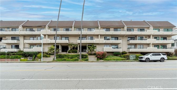 Exterior, Facade, Condo Building