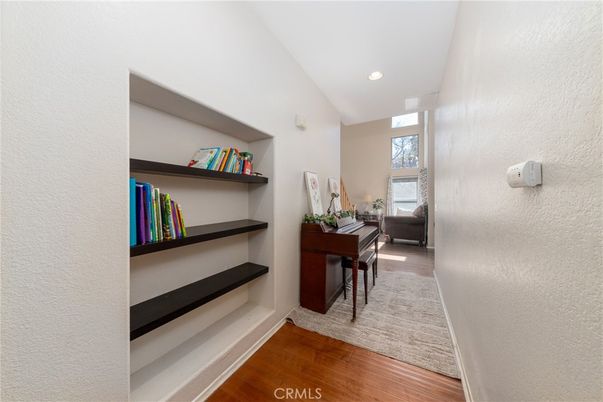 Interior, Piano, Recessed Lighting, Wood Texture Flooring