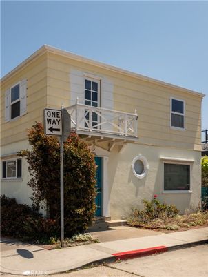 Exterior, Facade, Modern