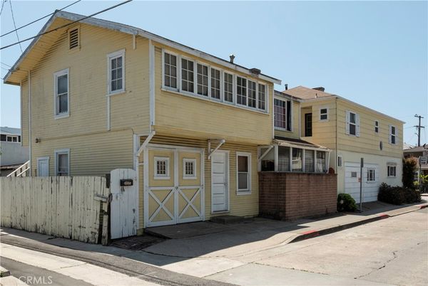 Attached, Exterior, Facade, Rowhouse