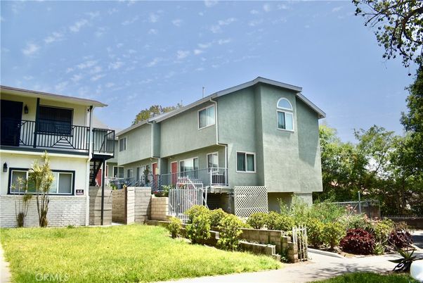 Exterior, Facade, Modern