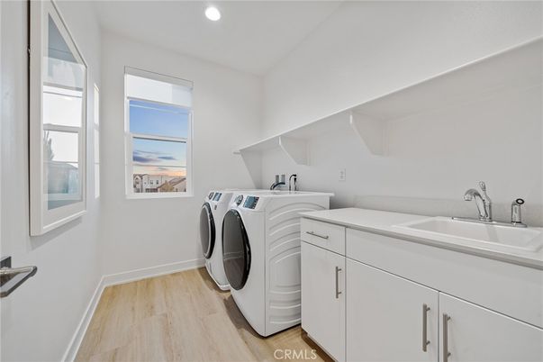 Interior, Recessed Lighting, Washer, Wood Texture Flooring