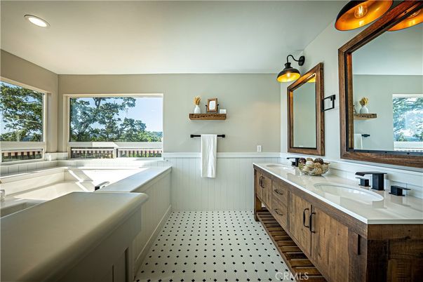 Bathroom, Dual Sink Vanities, Interior, Recessed Lighting