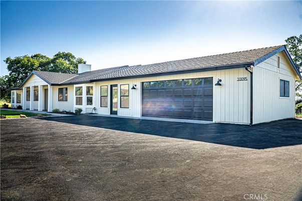 Attached, Exterior, Facade, Ranch