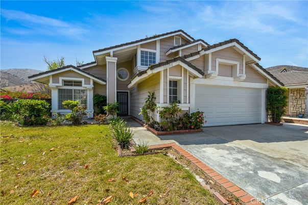 Attached, Exterior, Facade, American Craftsman