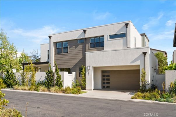 Attached, Exterior, Facade, Modern