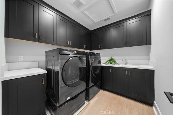 Interior, Washer, Wood Texture Flooring