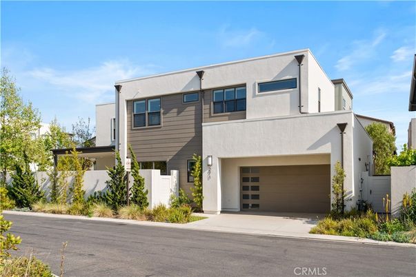 Attached, Exterior, Facade, Modern