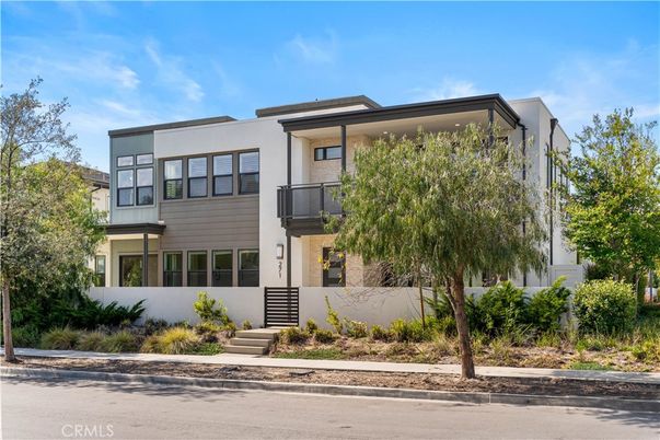 Exterior, Facade, Modern